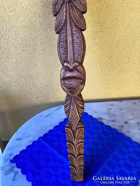 Nagy méretű afrikai ihletésű fából faragott fali dísz 85x10 cm.