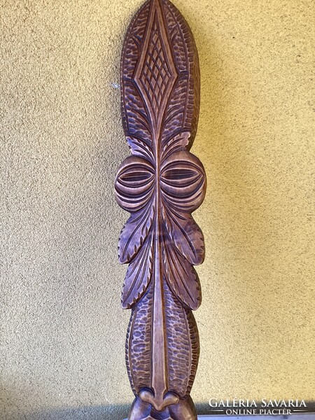 Nagy méretű afrikai ihletésű fából faragott fali dísz 85x10 cm.