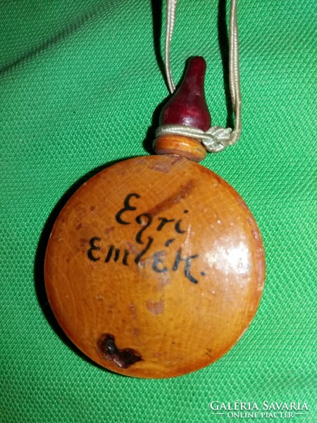 Régi 1960-as évek szuvenírboltos emléktárgy EGER EMLÉK festett fa pici kulacs a képek szerint