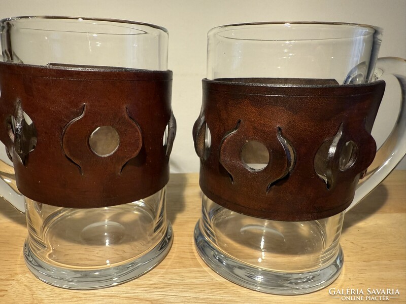 Retró üveg sörös korsó levehető bőr dekorral - 2 db sörös kancsó