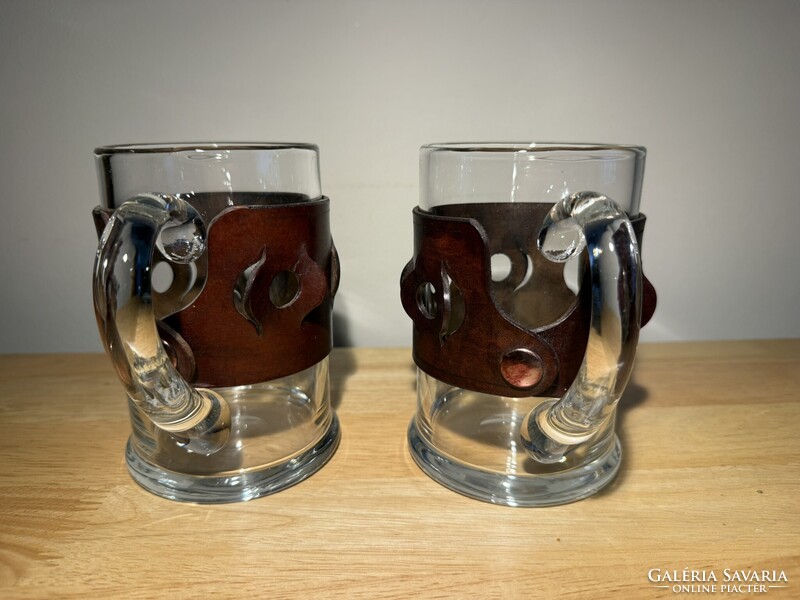 Retró üveg sörös korsó levehető bőr dekorral - 2 db sörös kancsó