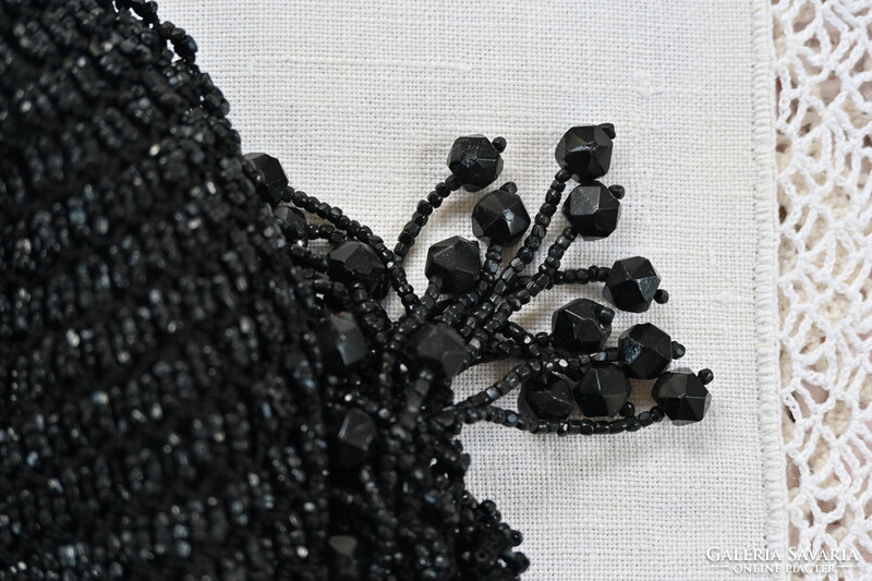 Antik 1890–1920-as francia stílusú estélyi retikül – csiszolt fekete üveggyöngyökkel (French Jet)