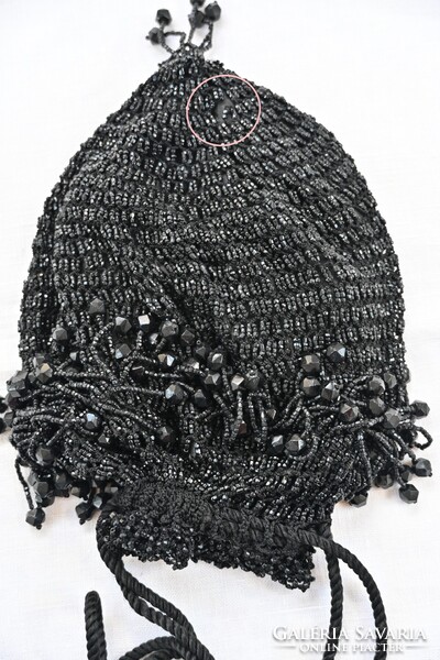 Antik 1890–1920-as francia stílusú estélyi retikül – csiszolt fekete üveggyöngyökkel (French Jet)