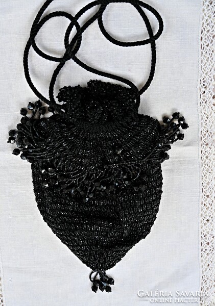 Antik 1890–1920-as francia stílusú estélyi retikül – csiszolt fekete üveggyöngyökkel (French Jet)