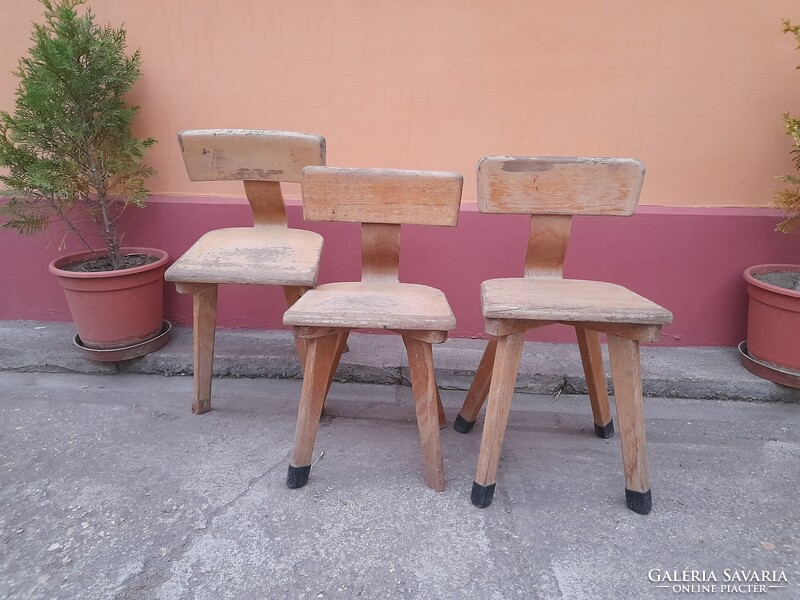 3 darab iskolai fa szék az 1950-1960-as évekből