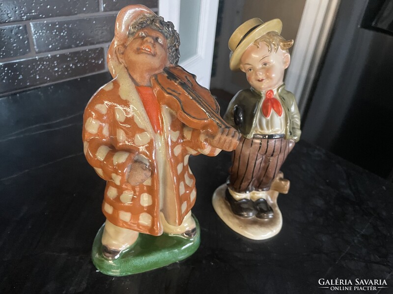 Bertram kalapos esernyős porcelán fiú figura és cigány muzsikus / hegedűs figura