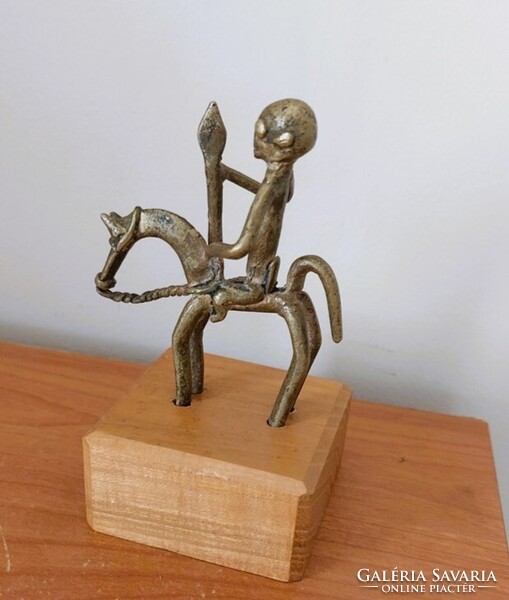 Afrikai Dogon harcos kis réz szobor 12,5 cm talapzattal együtt.