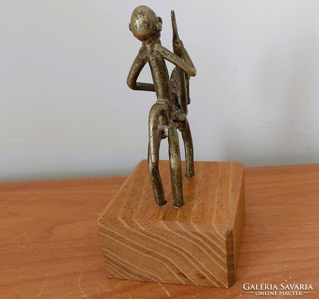 Afrikai Dogon harcos kis réz szobor 12,5 cm talapzattal együtt.