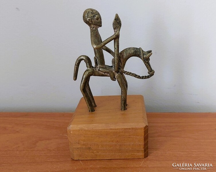 Afrikai Dogon harcos kis réz szobor 12,5 cm talapzattal együtt.