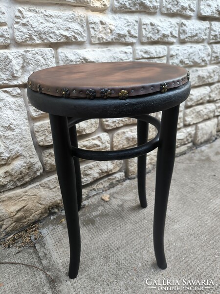 Thonet jelzett, puff, szék, szobortartónak, fekete színben, ülőke!. Austria !