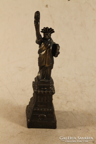 Bronzírozott fém szabadságszobor 591