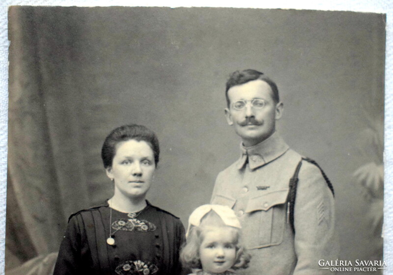 Antik katonai keményhátú , családi / műtermi fotó körbevágva