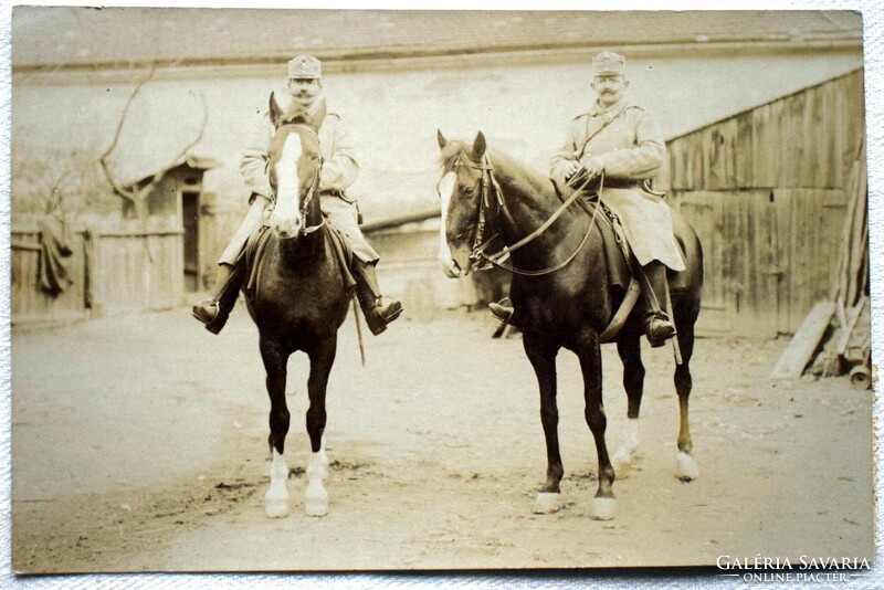 Antik fotó képeslap  - katonák lovon