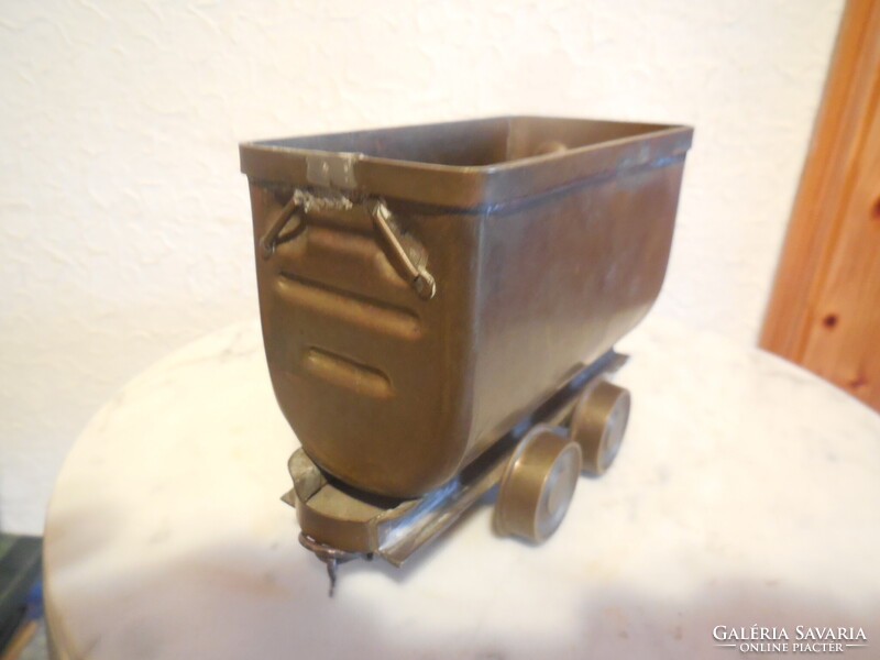 Bánya csille  , sárgarézből , esztergált kerekekkel  , precíz , részletes , szép kézimunka