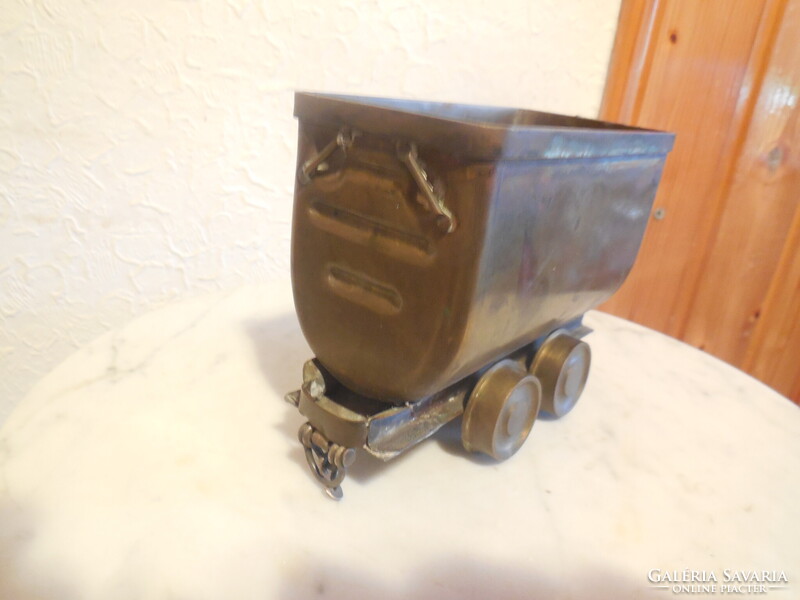 Bánya csille  , sárgarézből , esztergált kerekekkel  , precíz , részletes , szép kézimunka