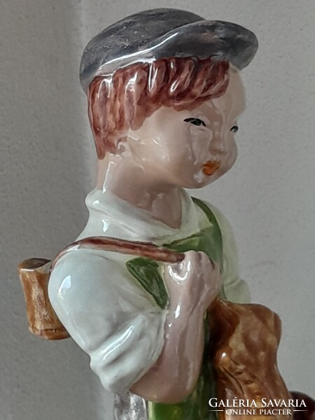H Rahmer Mária jelzett, hibátlan 24 cm es kerámia figurája.