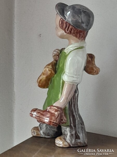 H Rahmer Mária jelzett, hibátlan 24 cm es kerámia figurája.