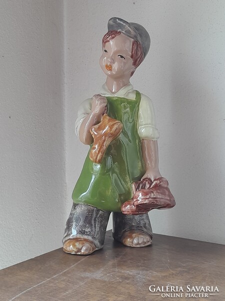 H Rahmer Mária jelzett, hibátlan 24 cm es kerámia figurája.