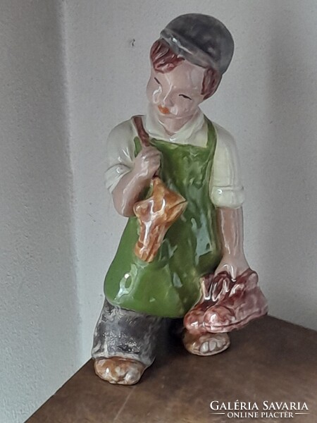 H Rahmer Mária jelzett, hibátlan 24 cm es kerámia figurája.