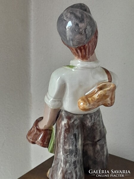 H Rahmer Mária jelzett, hibátlan 24 cm es kerámia figurája.