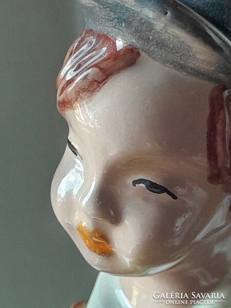 H Rahmer Mária jelzett, hibátlan 24 cm es kerámia figurája.