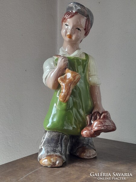 H Rahmer Mária jelzett, hibátlan 24 cm es kerámia figurája.