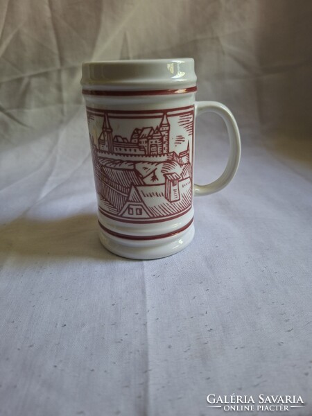 Hollóházi porcelán jelenetes kis korsó. 11 cm. Hibátlan. Jelzett.