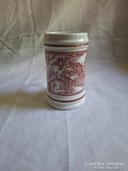 Hollóházi porcelán jelenetes kis korsó. 11 cm. Hibátlan. Jelzett.