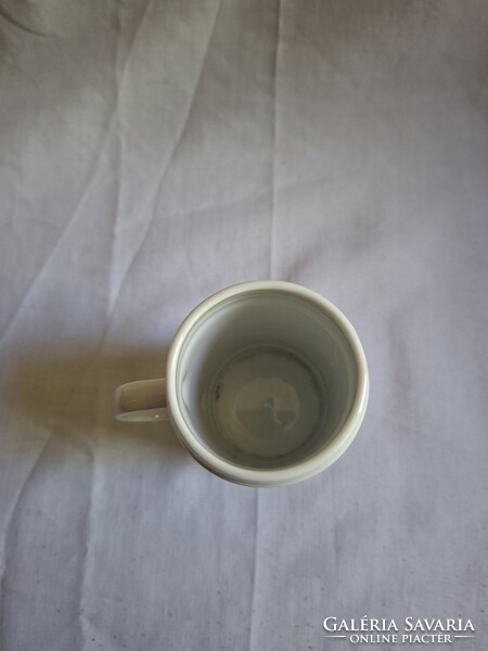 Hollóházi porcelán jelenetes kis korsó. 11 cm. Hibátlan. Jelzett.
