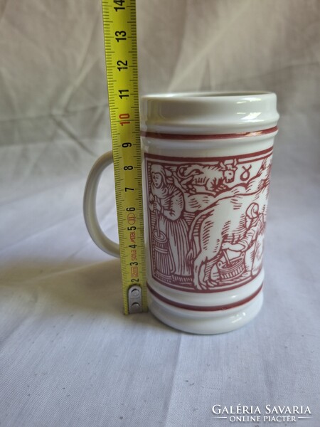 Hollóházi porcelán jelenetes kis korsó. 11 cm. Hibátlan. Jelzett.