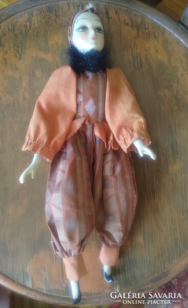 Velencei porcelán baba – Barna ruhás, fejkendős Maschera