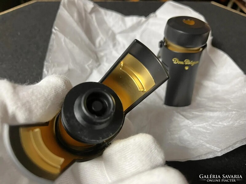 Dom Pérignon Champagne palackzáró díszdugók (2 db, Martin Szekely tervezésében)