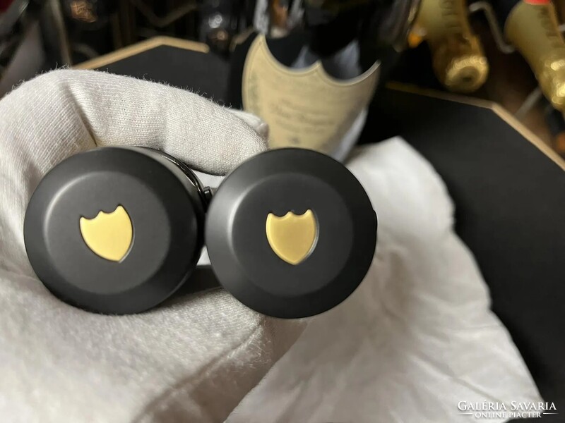 Dom Pérignon Champagne palackzáró díszdugók (2 db, Martin Szekely tervezésében)