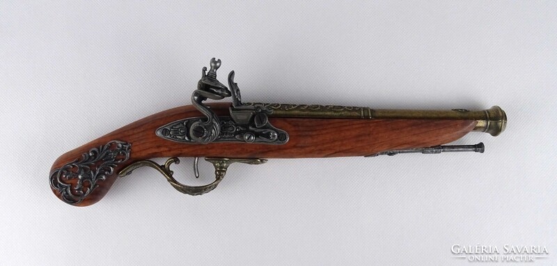 1W951 Fa ágyazatú, díszes kovás pisztoly replika vésett mintázatú csővel