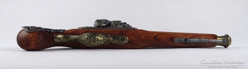 1W951 Fa ágyazatú, díszes kovás pisztoly replika vésett mintázatú csővel
