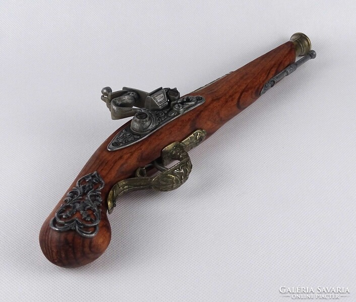 1W951 Fa ágyazatú, díszes kovás pisztoly replika vésett mintázatú csővel