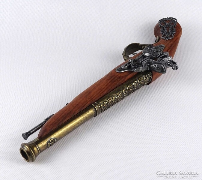 1W951 Fa ágyazatú, díszes kovás pisztoly replika vésett mintázatú csővel