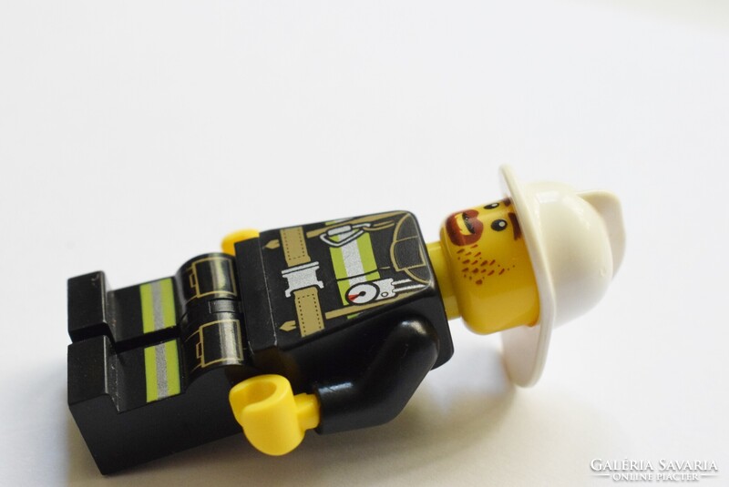 LEGO tűzoltó figura eredeti szép használt állapotban