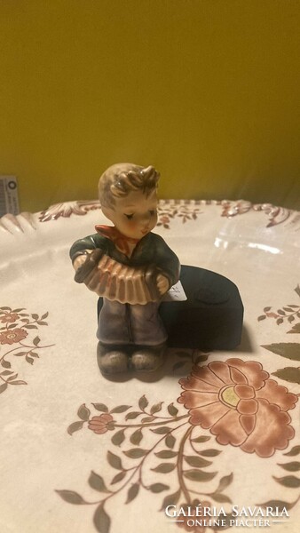 Exkluzív ,  Hummel/Goebel " Harmonikás fiú" talapzaton  !