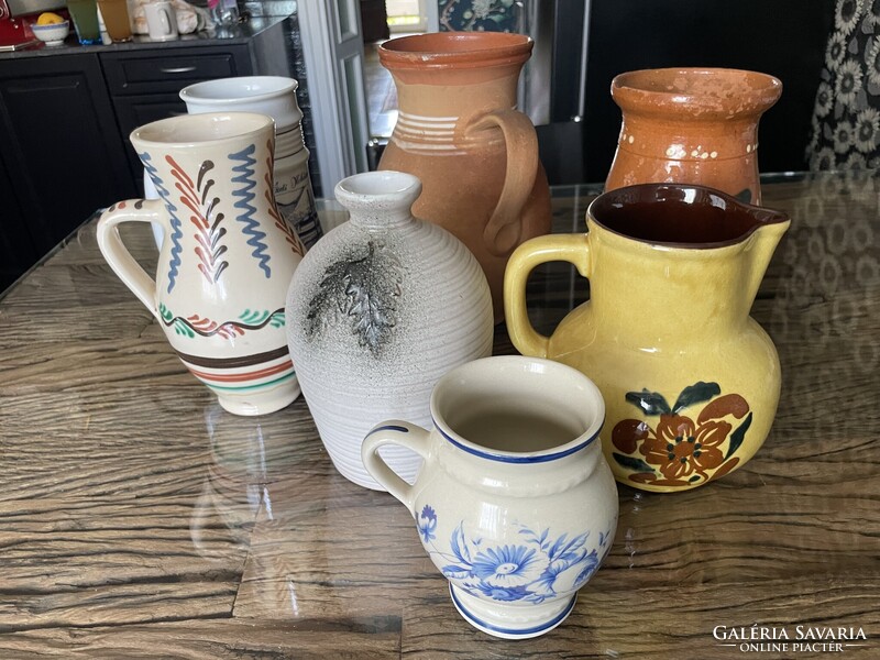 Kerámia gyűjtemény eladó – vintage, népi, kézzel festett korsók, söröskorsó, váza