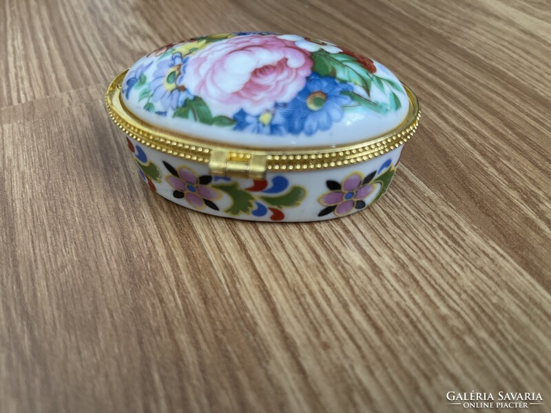 Nagyon szép porcelán ovális virágos, ékszertartó nagyobb.