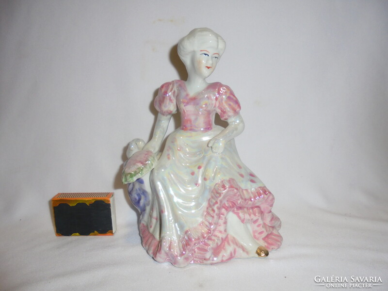 Legyezős hölgy galambbal - porcelán nipp, figura