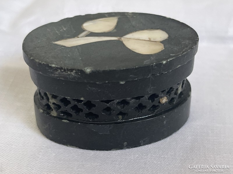 Zsírkő áttört mintás kagyló berakásos tégely szelence.