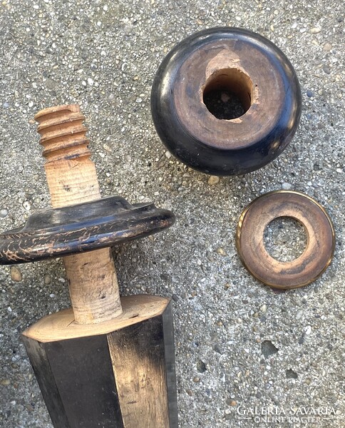 3 + 2 DB ANTIK GURULÓS, RÉZ KEREKŰ ZONGORA LÁB, FEKETE PÁCOLT SZÍNNEL ARANY CSÍK DÍSZÍTÉSSEL ASZTAL