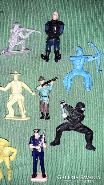 Retro trafikáru bazáráru játék katonák cowboy,indián,lovag,búvár,rendőr ninja EGYBEN a képek szerint