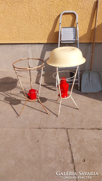 Egyben eladó lavor plussz tartó ,kanna,kiöntő