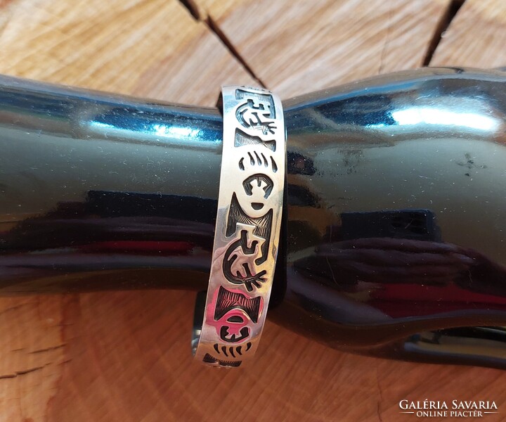 Gyönyörű, nyitott kokopelli ezüst karperec