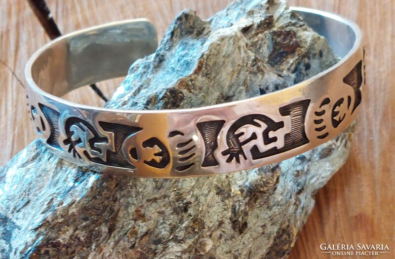 Gyönyörű, nyitott kokopelli ezüst karperec