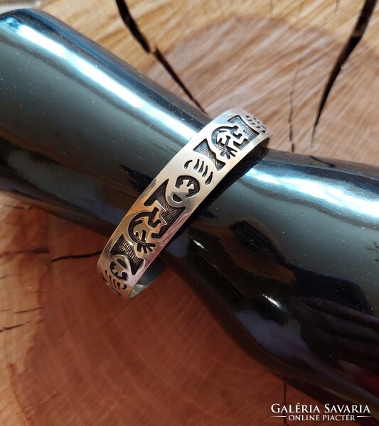 Gyönyörű, nyitott kokopelli ezüst karperec