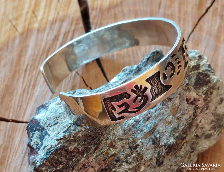 Gyönyörű, nyitott kokopelli ezüst karperec